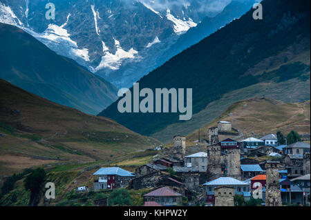 Dorf Ushguli Landschaft mit gewaltigen Rocky Mountains shkhara bezengi Mauer, auf dem Hintergrund in svaneti, Georgien Stockfoto