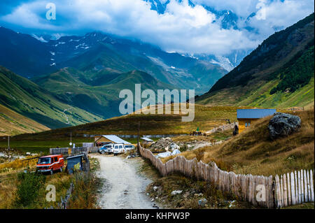 Dorf Ushguli Landschaft mit gewaltigen Rocky Mountains shkhara bezengi Mauer, auf dem Hintergrund in svaneti, Georgien Stockfoto