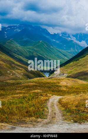 Dorf Ushguli Landschaft mit gewaltigen Rocky Mountains shkhara bezengi Mauer, auf dem Hintergrund in svaneti, Georgien Stockfoto