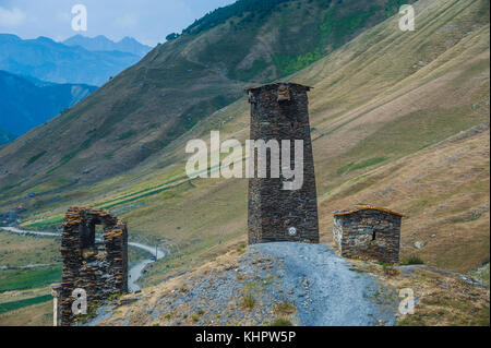 Dorf Ushguli Landschaft mit gewaltigen Rocky Mountains shkhara bezengi Mauer, auf dem Hintergrund in svaneti, Georgien Stockfoto