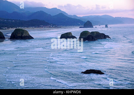 Sea stacks Rock fprmations bei Ebbe bei Cannon Beach, Oregon, USA Stockfoto