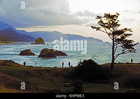 Oregon Küste bei Cannon Beach in der Dämmerung von Ecola State Park gesehen. Stockfoto