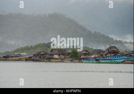 Harbour Village in der See von towuti in Süd Sulawesi - Indonesien. Das Bild war früh am Morgen nur nach starken Regenfällen in der Region durchgeführt. Stockfoto