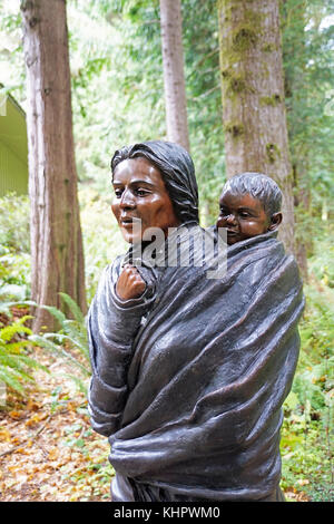 Statue von sacajawea und ihr Kind, Jean Baptiste Charbonneau, bei Re - Erstellung von Fort Clatsop in der Lewis und Clark National Historical Park in der Nähe von asto Stockfoto