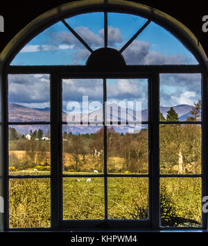 Berge durch das Fenster Stockfoto