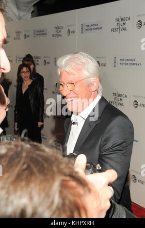 NEW YORK, NY - 24. April: Schauspieler Richard Gere schmoozing mit Paparazzi in der 'Abendessen' Premiere während 2017 Tribeca Film Festival Premiere auf BMCC Tribeca PAC am 24. April 2017 in New York City. Stockfoto