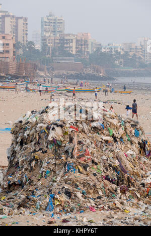 Riesige Haufen plastik Müll und anderen Müll verschmutzen versova Strand, Mumbai, Indien Stockfoto