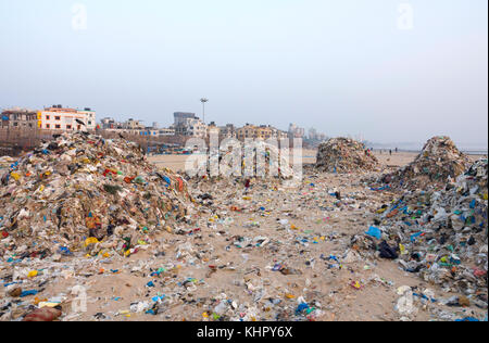 Riesige Haufen plastik Müll und anderen Müll verschmutzen versova Strand, Mumbai, Indien Stockfoto