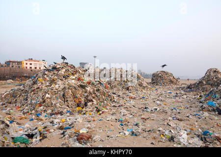 Riesige Haufen plastik Müll und anderen Abfällen Versova Strand, Mumbai, Indien verschmutzen Stockfoto