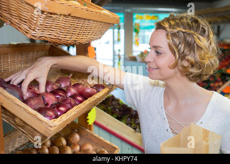 Schöne Frau Wahl Obst im Supermarkt Stockfoto