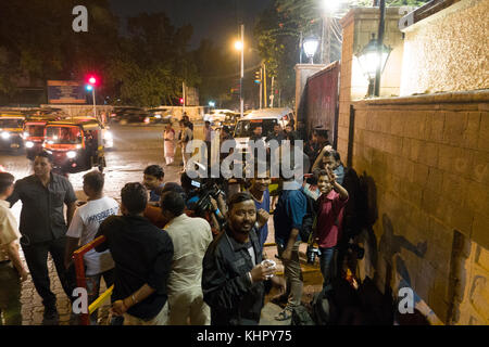 Paparazzi Fotografen außerhalb von Bollywood Film star Amitabh Bachchan in Mumbai, Indien Stockfoto