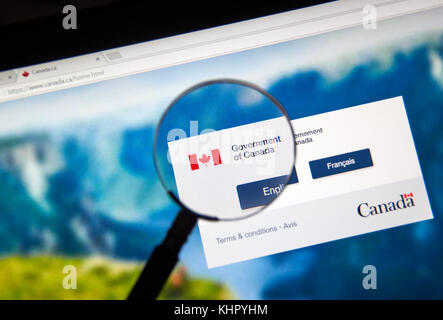 Montreal, Kanada - 17. November 2017: Offizielle Web Seite der kanadischen Regierung unter Lupe, wo jeder Benutzer kann Informationen über Cana finden Stockfoto