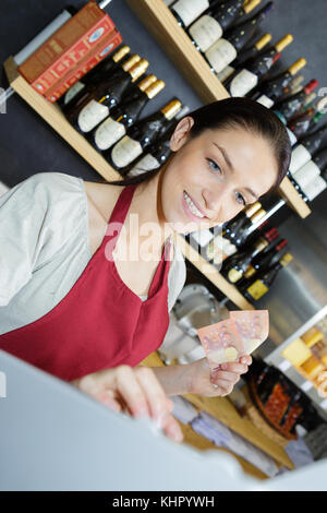 Zahlen Geld für Arbeitnehmer mit Bargeld Stockfoto