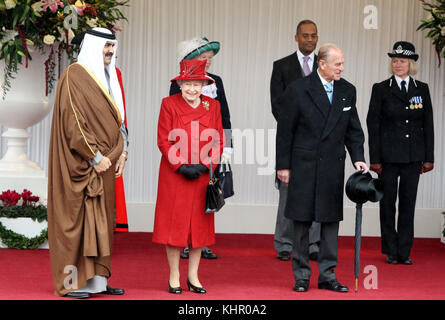 26/10/10. Königin Elizabeth II. Und der Herzog von Edinburgh begrüßten den Emir von Katar, Scheich Hamad bin Khalifa al Thani (links), während seines Staatsbesuchs in Großbritannien im Schloss Windsor, Berkshire. Das Königspaar feiert am 20. November seinen Platin-Hochzeitstag. Stockfoto