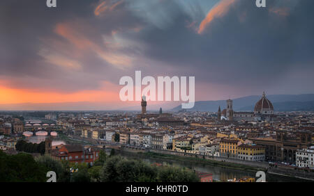 Panoramablick auf die Skyline von der historischen Stadt von Florenz in Italien von Michelangelo piazza kurz vor dem Sonnenuntergang. Stockfoto