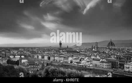 Panorama-Skyline der historischen Stadt Florenz in Italien von Michelangelo piazza kurz vor Sonnenuntergang. Schwarzweißfoto Stockfoto