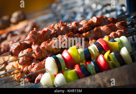 Schaschlik, Lamm Fleisch grillen auf Metall Spieß und gegrilltem Gemüse zubereitet Stockfoto