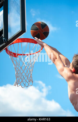 Basketball Spieler wirft eine Kugel Stockfoto