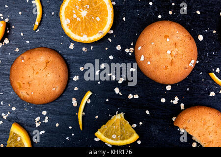 Haferflocken Cookies und orange Zitrusfrüchten Hintergrund. Flach. Stockfoto