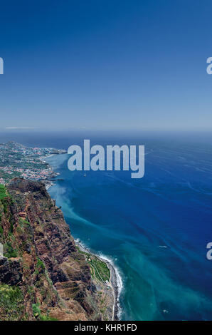 Blick auf den Atlantik, blauer Himmel, felsige Küste und ein Teil der Camara de Lobos Stadt als von der höchsten europäischen Klippe Cabo Girao gesehen, Insel Madeira, por Stockfoto