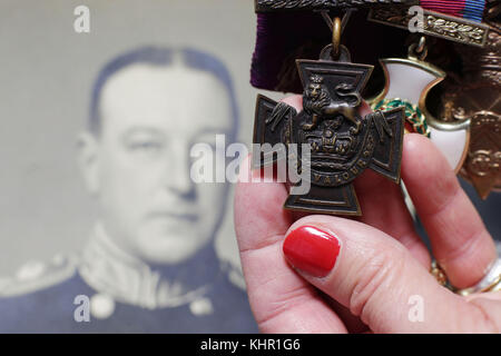 Eine Reihe von Medaillen, die Vizeadmiral Gordon Campbell (1886–1953), Royal Navy, verliehen wurden, einschließlich seines Victoria Cross (links) und D.S.O. mit zwei Bars, während eines Fotoanrufs für eine VC-Gruppe von Medaillen, bevor sie auf einer Auktion angeboten werden - wenn sie voraussichtlich zwischen &Pfund;300.000-400.000, mit dem Erlös an Wohltätigkeitsorganisationen gehen - am 23. November in Morton and Eden in Mayfair, London. Stockfoto