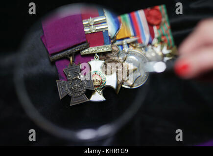 Eine Reihe von Medaillen, die an Vizeadmiral Gordon Campbell (1886-1953), Royal Navy, einschließlich seiner Victoria Cross (links) und D.S.O. mit zwei Takten (zweite links), Während eines Fotoaufrufs für eine VC-Gruppe von Medaillen, bevor sie bei einer Auktion angeboten werden - wenn sie erwartet werden, zwischen &pound;300,000-400,000 zu holen, mit dem Erlös geht an wohltätige Zwecke - am 23. November, in Morton und Eden in Mayfair, London. Stockfoto