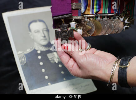 Eine Reihe von Medaillen, die an Vizeadmiral Gordon Campbell (1886-1953), Royal Navy, einschließlich seiner Victoria Cross (links) und D.S.O. mit zwei Takten (zweite links), Während eines Fotoaufrufs für eine VC-Gruppe von Medaillen, bevor sie bei einer Auktion angeboten werden - wenn sie erwartet werden, zwischen &pound;300,000-400,000 zu holen, mit dem Erlös geht an wohltätige Zwecke - am 23. November, in Morton und Eden in Mayfair, London. Stockfoto