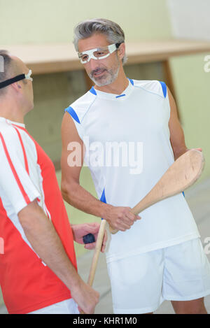 Zwei pelota Spieler sprechen Stockfoto