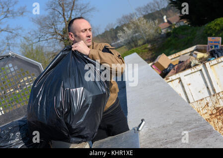 Garbage Arbeiter sammeln Plastiktüten Stockfoto