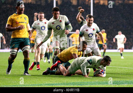 Der englische Jonny May erzielt den dritten Versuch seiner Seite während des Autumn International im Twickenham Stadium, London. Stockfoto