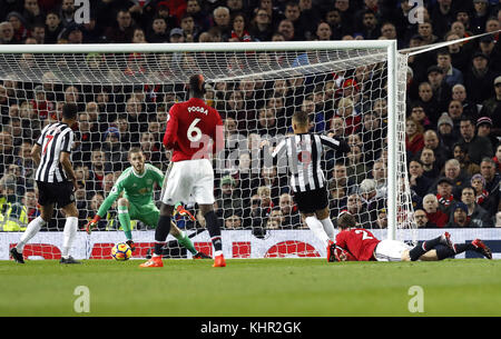 Dwight Gayle von Newcastle United (Mitte rechts) erzielt beim Premier League-Spiel in Old Trafford, Manchester, das erste Tor seiner Seite. Stockfoto