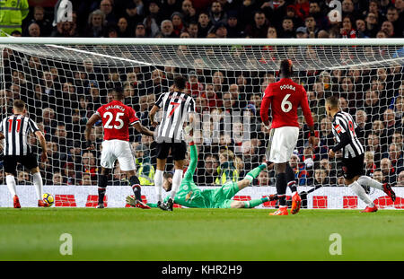 Dwight Gayle (Mitte) von Newcastle United erzielt beim Premier League-Spiel in Old Trafford, Manchester, das erste Tor seines Spielers. Stockfoto