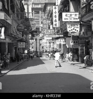 1950, historische, Tagfahrlicht, Sommer und eine Aussicht auf ein Fahrzeug unten kommen, eine Straße in Hongkong aus dieser Zeit von j Allan Bargeld. Stockfoto