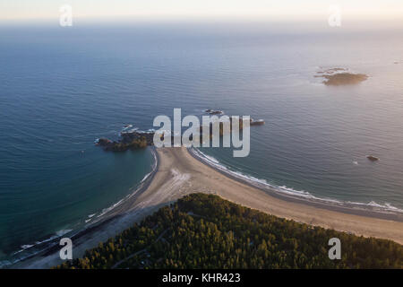 Schöne Luftaufnahme von Chesterman Beach und Frank Insel in Tofino, Vancouver Island, British Columbia, Kanada. Während eines sonnigen Sommer Sonnenuntergang genommen. Stockfoto