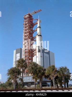 Die Apollo 10-Rakete rollt vom Kennedy Space Center Vehicle Assembly Building Complex 39b in Vorbereitung für die Lunar Mission am 10. März 1969 in Merritt Island, Florida. (Foto: Nasa Foto über planetpix) Stockfoto