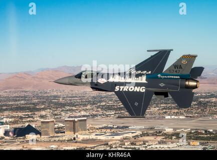 Ein US Air Force F-16 Fighting Falcon Fighter Aircraft fliegt über den Las Vegas Strip 9. November 2017 in Las Vegas, Nevada. Das Flugzeug ist Vegas strong Tribut zu denen, die von der Route 91 Harvest Festival schießen betroffen zu zahlen gemalt. (Foto von Christopher boitz über planetpix) Stockfoto