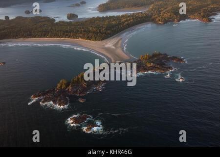 Schöne Luftaufnahme von Chesterman Beach und Frank Insel in Tofino, Vancouver Island, British Columbia, Kanada. Während eines sonnigen Sommer Sonnenuntergang genommen. Stockfoto