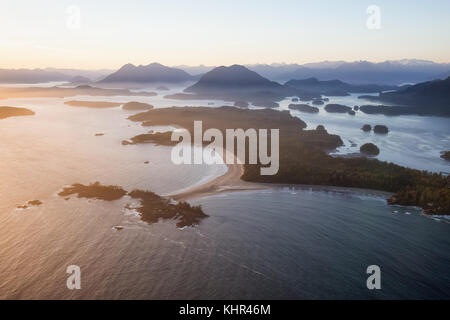 Schöne Luftaufnahme von Chesterman Beach und Frank Insel in Tofino, Vancouver Island, British Columbia, Kanada. Während eines sonnigen Sommer Sonnenuntergang genommen. Stockfoto