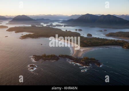 Schöne Luftaufnahme von Chesterman Beach und Frank Insel in Tofino, Vancouver Island, British Columbia, Kanada. Während eines sonnigen Sommer Sonnenuntergang genommen. Stockfoto