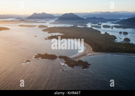 Schöne Luftaufnahme von Chesterman Beach und Frank Insel in Tofino, Vancouver Island, British Columbia, Kanada. Während eines sonnigen Sommer Sonnenuntergang genommen. Stockfoto