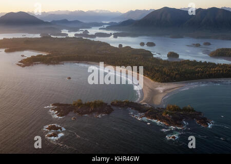 Schöne Luftaufnahme von Chesterman Beach und Frank Insel in Tofino, Vancouver Island, British Columbia, Kanada. Während eines sonnigen Sommer Sonnenuntergang genommen. Stockfoto