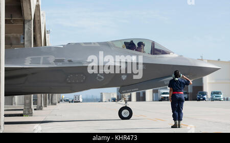 Ein US Air Force F-35a Lightning ii Stealth Fighter Aircraft bereitet von der Startbahn an der Kadena Air Base, November 7, 2017 in der Nähe von Okinawa, Japan. (Foto von omari Bernard über planetpix) Stockfoto