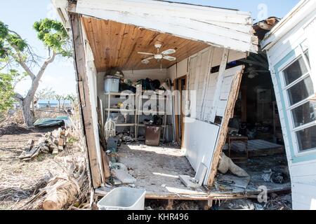 Eine beschädigte in der Nachmahd des Hurrikans irma November 10, 2017 in Big Pine Key, Florida. (Foto von Howard greenblatt über planetpix) Stockfoto