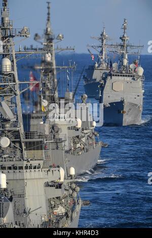 Die japanische maritime Self-defence Force takanami-Klasse geführte-missile Destroyer js makinami (vorne), Japanisch murasame-Klasse geführte-missile Destroyer js Inazuma (Mitte) und der US-Navy ticonderoga-Klasse geführte-missile Cruiser uss Bunker Hill Dampf in der Bildung am 12. November 2017 im Pazifischen Ozean. (Foto von Spencer Roberts über planetpix) Stockfoto