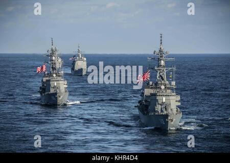 Die japanische maritime Self-defence Force takanami-Klasse geführte-missile Destroyer js makinami (vorne), Japanisch murasame-Klasse geführte-missile Destroyer js Inazuma (Mitte) und der US-Navy ticonderoga-Klasse geführte-missile Cruiser uss Bunker Hill Dampf in der Bildung am 12. November 2017 im Pazifischen Ozean. (Foto von Alex perlman über planetpix) Stockfoto