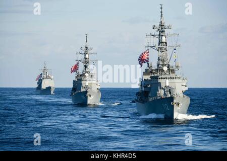 Die japanische maritime Self-defence Force takanami-Klasse geführte-missile Destroyer js makinami (vorne), Japanisch murasame-Klasse geführte-missile Destroyer js Inazuma (Mitte) und der US-Navy ticonderoga-Klasse geführte-missile Cruiser uss Bunker Hill Dampf in der Bildung am 12. November 2017 im Pazifischen Ozean. (Foto von Robyn b. melvin über planetpix) Stockfoto