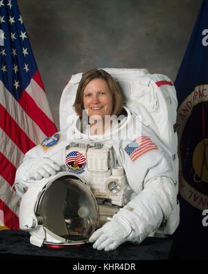 Offizielles Porträt der NASA-Raumfähren STS-31, STS-41 und STS-45-Mission Kathryn Sullivan in einem Raumanzug im Johnson Space Center am 25. Juli 2003 in Houston, Texas. Auf ihrer ersten Mission war Sullivan die erste amerikanische Frau, die im Weltraum spazierte. (Foto: NASA, Foto über Planetpix) Stockfoto