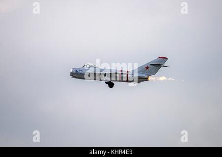 Eine Mig-17-subsonic Kampfflugzeuge fliegen während der Joint Base San antonio Air Show und Open House am Joint Base San Antonio Lackland Kelly-Feld 4. November 2017 in San Antonio, Texas. (Foto von Johnny saldivar über planetpix) Stockfoto