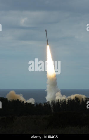 Die Orbital atk Minotaur-c taurus Rakete mit 10 kleinen Planeten Satelliten startet von der Vandenberg Air Force Base Launch Complex 576 - e 31. Oktober 2017 in der Nähe von Lompoc, Kalifornien. (Foto von Ian Dudley über planetpix) Stockfoto