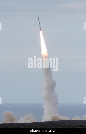 Die Orbital atk Minotaur-c taurus Rakete mit 10 kleinen Planeten Satelliten startet von der Vandenberg Air Force Base Launch Complex 576 - e 31. Oktober 2017 in der Nähe von Lompoc, Kalifornien. (Foto von Michael Peterson über planetpix) Stockfoto